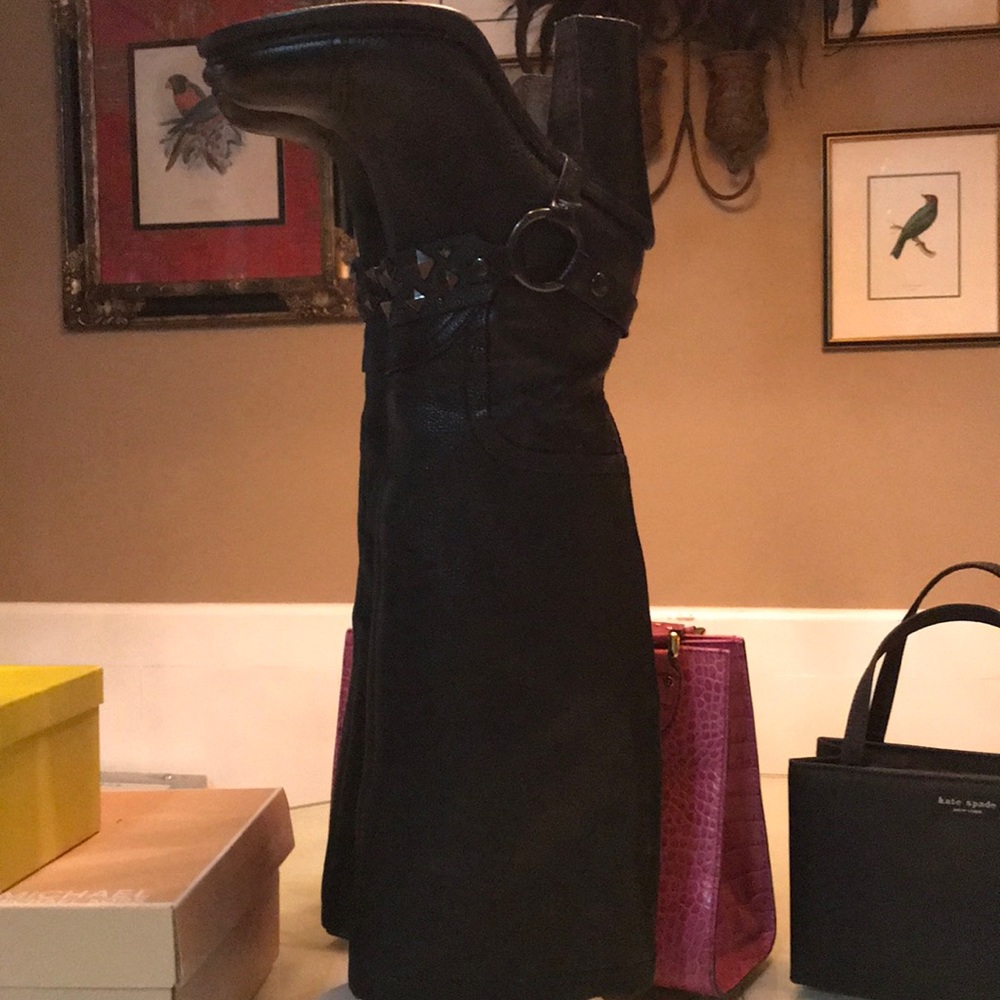 Vera Wang Lavender Knee height boots Pristine sz 7